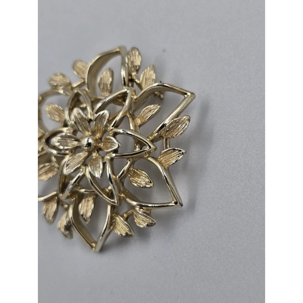 Vintage Sarah Coventry Brooch Pin Pendant Gold Tone Flower Jewelry Signed